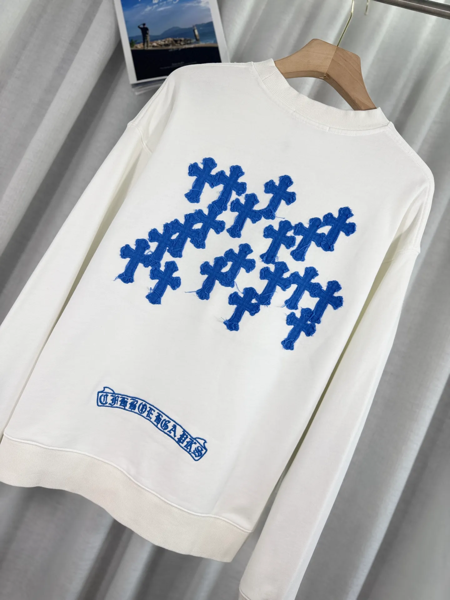P260 top version, real shot without P, ​​different from market currency) 𝗖𝗵𝗿𝗼𝗺𝗲 𝗛𝗲𝗮𝗿𝘁𝘀/Cro Heart 2025 washed patch embroidery autumn and winter new original single counter American laser burnt 3D three-dimensional color embroidered couple casual sweatshirt 👑The highest version! Customized fabric 420g tripe terry fabric! American acid-washed and distressed original fabric laser burnt ✟appliqué embroidery and exquisite embroidery of letters! The best-selling model in the counter, very comfortable to wear. Accessories: original molded and authenticated collar label➕100% silk wash label. Genuine purchase-grade original hangtag➕matching hanging rope➕3D hanging beads➕original packaging bag. Craftsmanship: The original version has consistent wiring! The highest version of the armhole matching technique! Color: White Black Size: S M L XL Style: 25-325